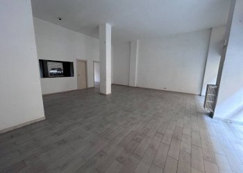 Interno non residenziale - Negozio via Giovanni Schiaparelli, 4, Cuneo (zona Centro) - foto 2