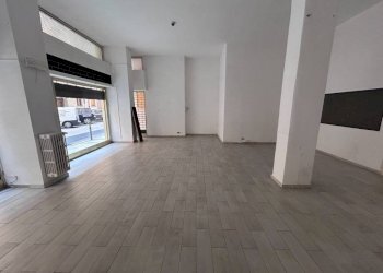 Interno non residenziale - Negozio via Giovanni Schiaparelli, 4, Cuneo (zona Centro) - foto 3