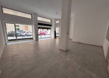 Interno non residenziale - Negozio via Giovanni Schiaparelli, 4, Cuneo (zona Centro) - foto 4