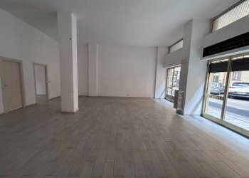 Interno non residenziale - Negozio via Giovanni Schiaparelli, 4, Cuneo (zona Centro) - foto 5