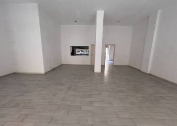 Interno non residenziale - Negozio via Giovanni Schiaparelli, 4, Cuneo (zona Centro) - foto 6