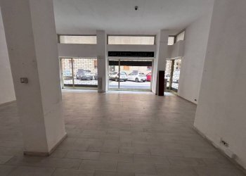 Interno non residenziale - Negozio via Giovanni Schiaparelli, 4, Cuneo (zona Centro) - foto 7