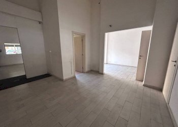 Interno non residenziale - Negozio via Giovanni Schiaparelli, 4, Cuneo (zona Centro) - foto 8