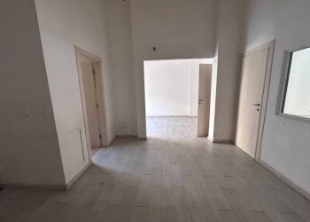 Interno non residenziale - Negozio via Giovanni Schiaparelli, 4, Cuneo (zona Centro) - foto 9