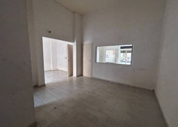 Interno non residenziale - Negozio via Giovanni Schiaparelli, 4, Cuneo (zona Centro) - foto 10