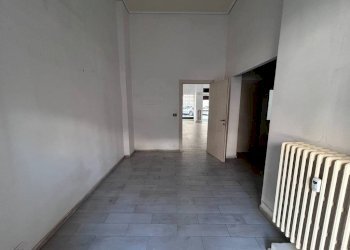 Interno non residenziale - Negozio via Giovanni Schiaparelli, 4, Cuneo (zona Centro) - foto 11
