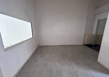 Interno non residenziale - Negozio via Giovanni Schiaparelli, 4, Cuneo (zona Centro) - foto 12