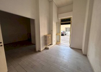 Interno non residenziale - Negozio via Giovanni Schiaparelli, 4, Cuneo (zona Centro) - foto 13