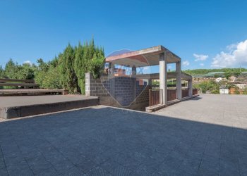 Terrazza - Locale Commerciale Via Bouganvillea
 
20, Caltagirone - foto 2