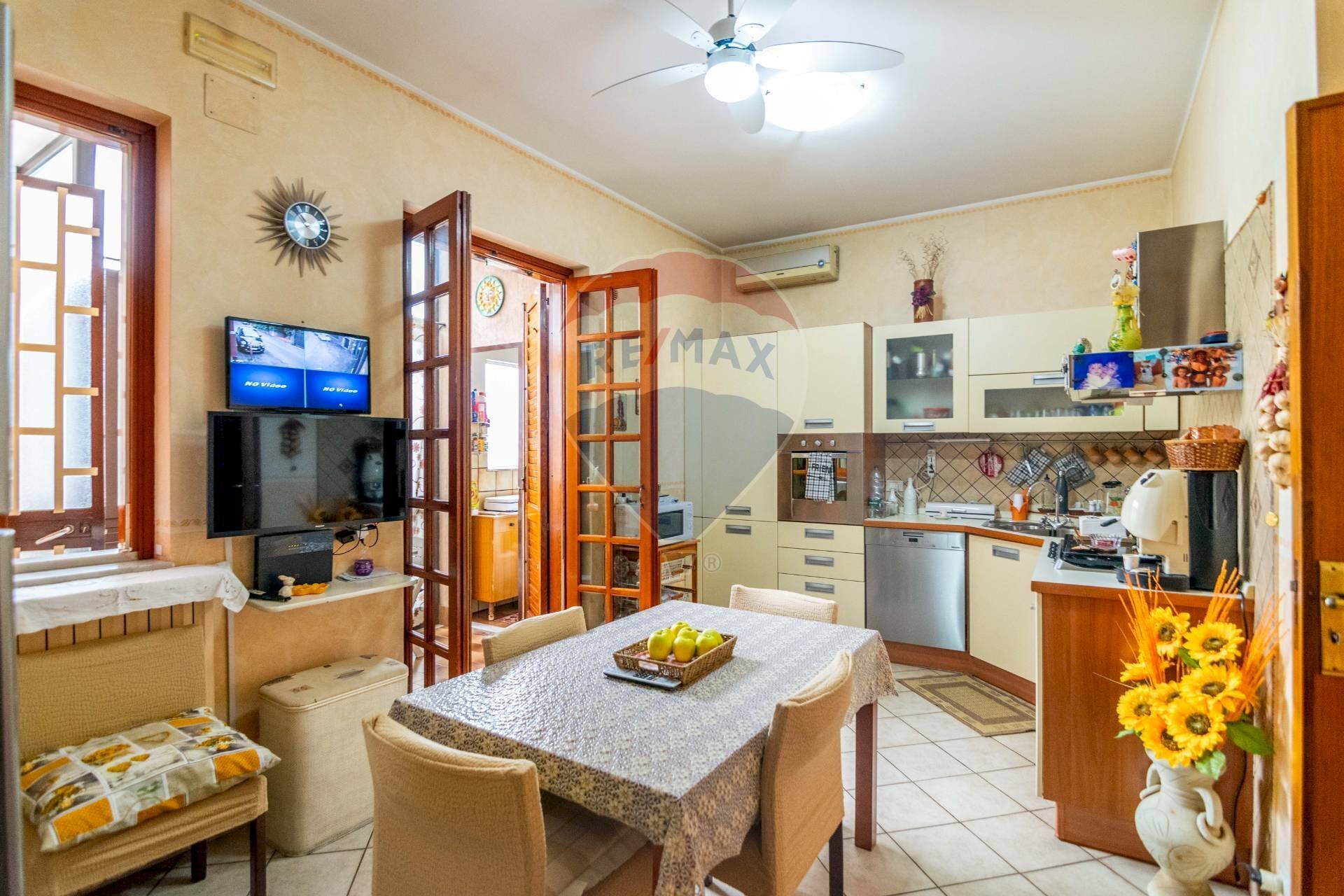 Sala da pranzo - Villa Bifamiliare via caramme
 
24, Valverde - foto 1