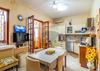 Sala da pranzo - Villa Bifamiliare via caramme
 
24, Valverde - foto 1