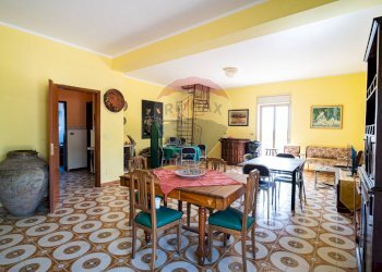 Sala da pranzo - Villa C.da Iazzo Vecchia Strada Serafica
 
5, Santa Maria di Licodia - foto 3