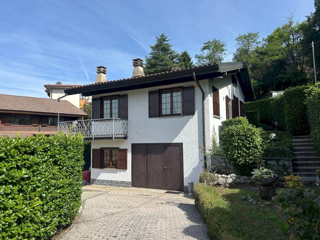 Facciata - Villa via San Abbondio, Cunardo - foto 1