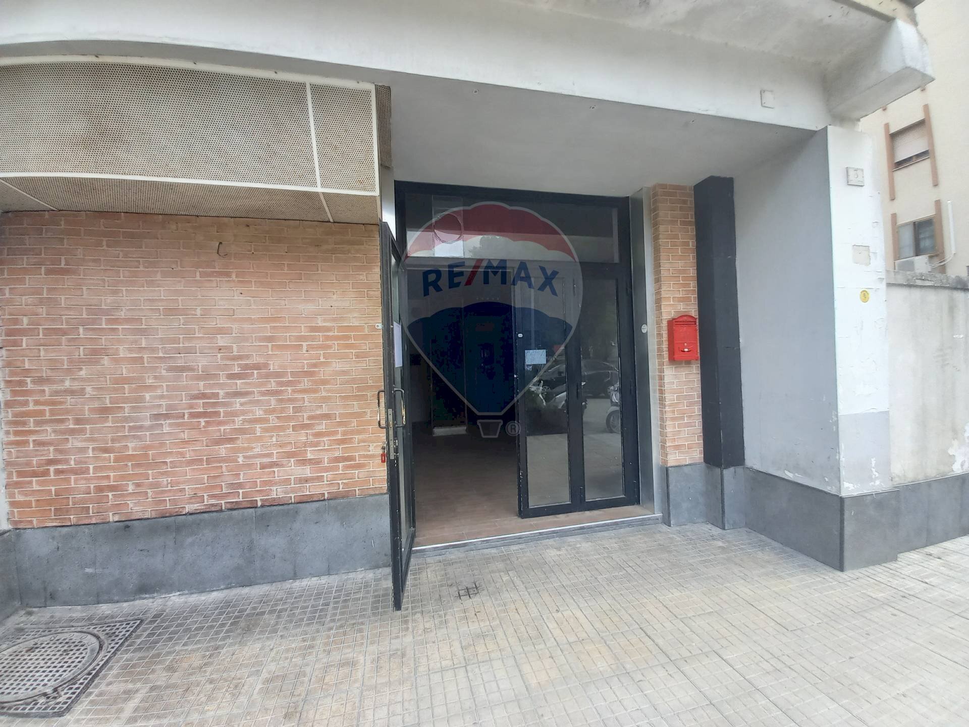 Edificio all\'aperto - Locale Commerciale Piazza Cattaneo
3, Caserta - foto 2