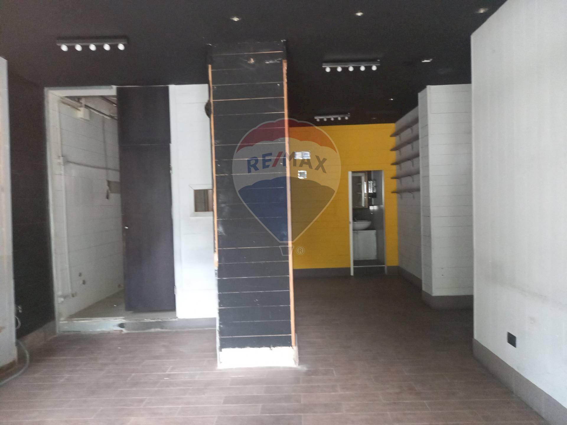 Non correlato - Locale Commerciale Piazza Cattaneo
3, Caserta - foto 3