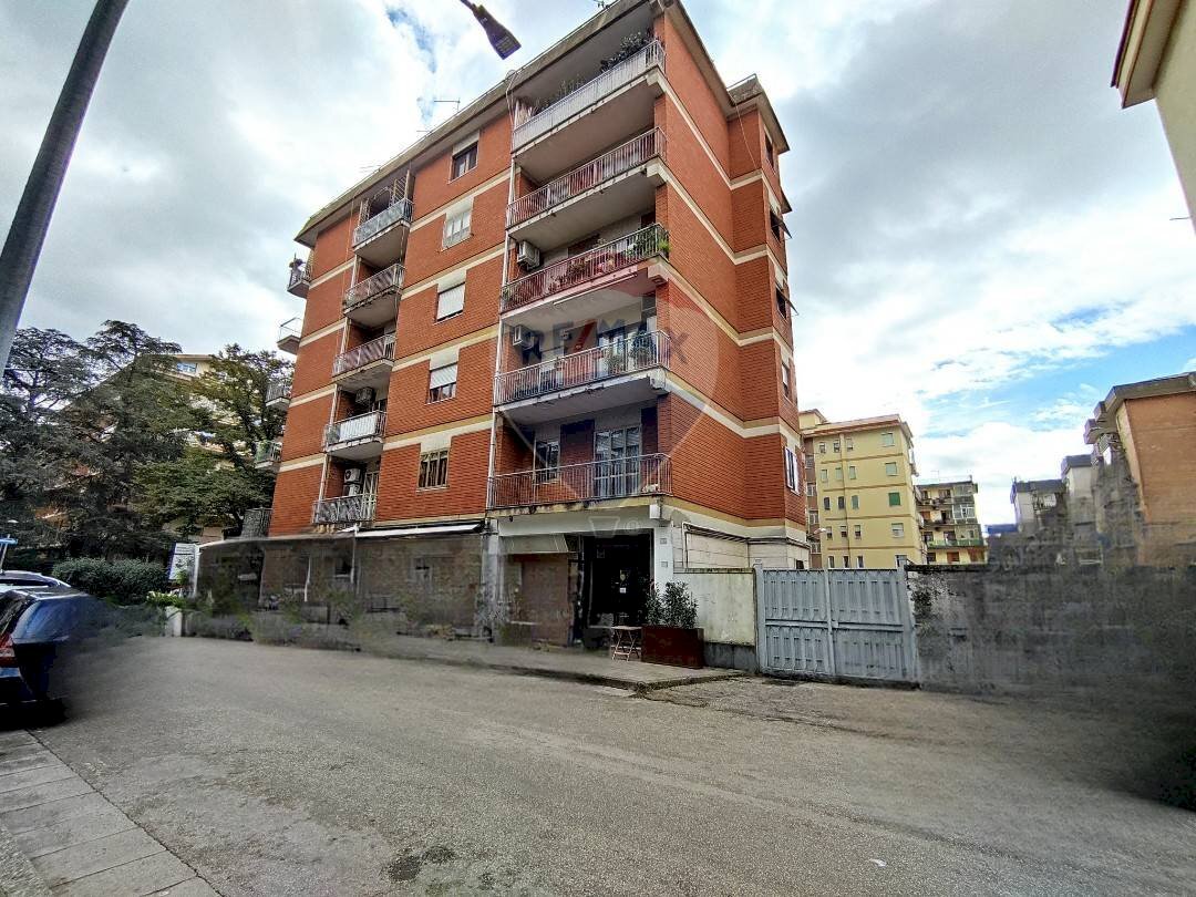 Edificio all\'aperto - Locale Commerciale Piazza Cattaneo
 
3, Caserta - foto 1