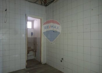 Stanza vuota - Locale Commerciale Piazza Cattaneo
 
3, Caserta - foto 11