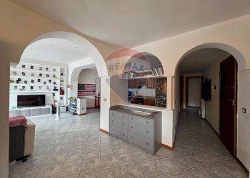 Hall / corridoio - Trilocale piazza vittorio veneto
 
47, Invorio - foto 9