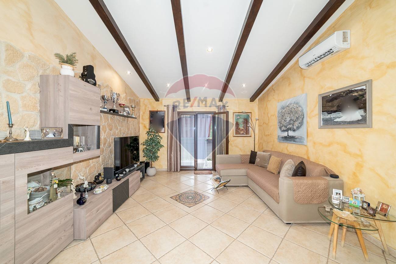 Soggiorno - Four-room apartment VIA SALVATORE GIUFFRIDA
 
15, Mascalucia - photo 1