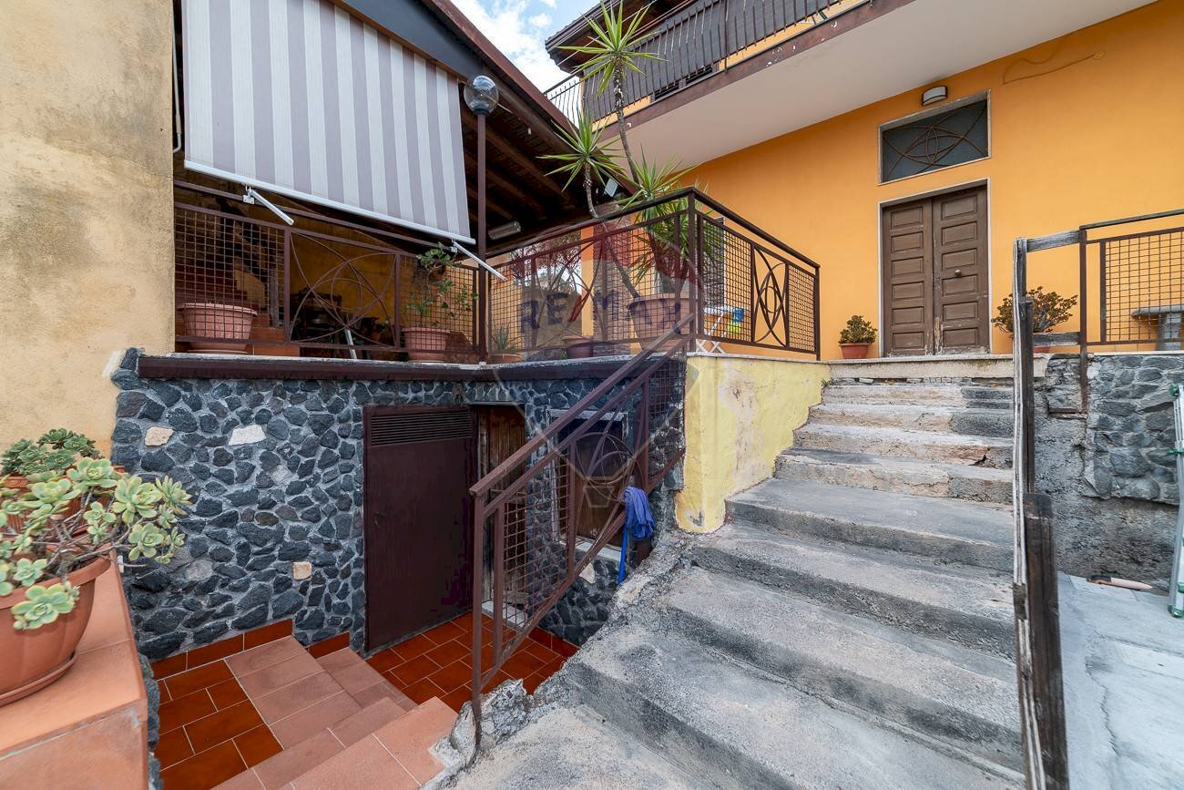 Scale - Four-room apartment VIA SALVATORE GIUFFRIDA
 
15, Mascalucia - photo 3