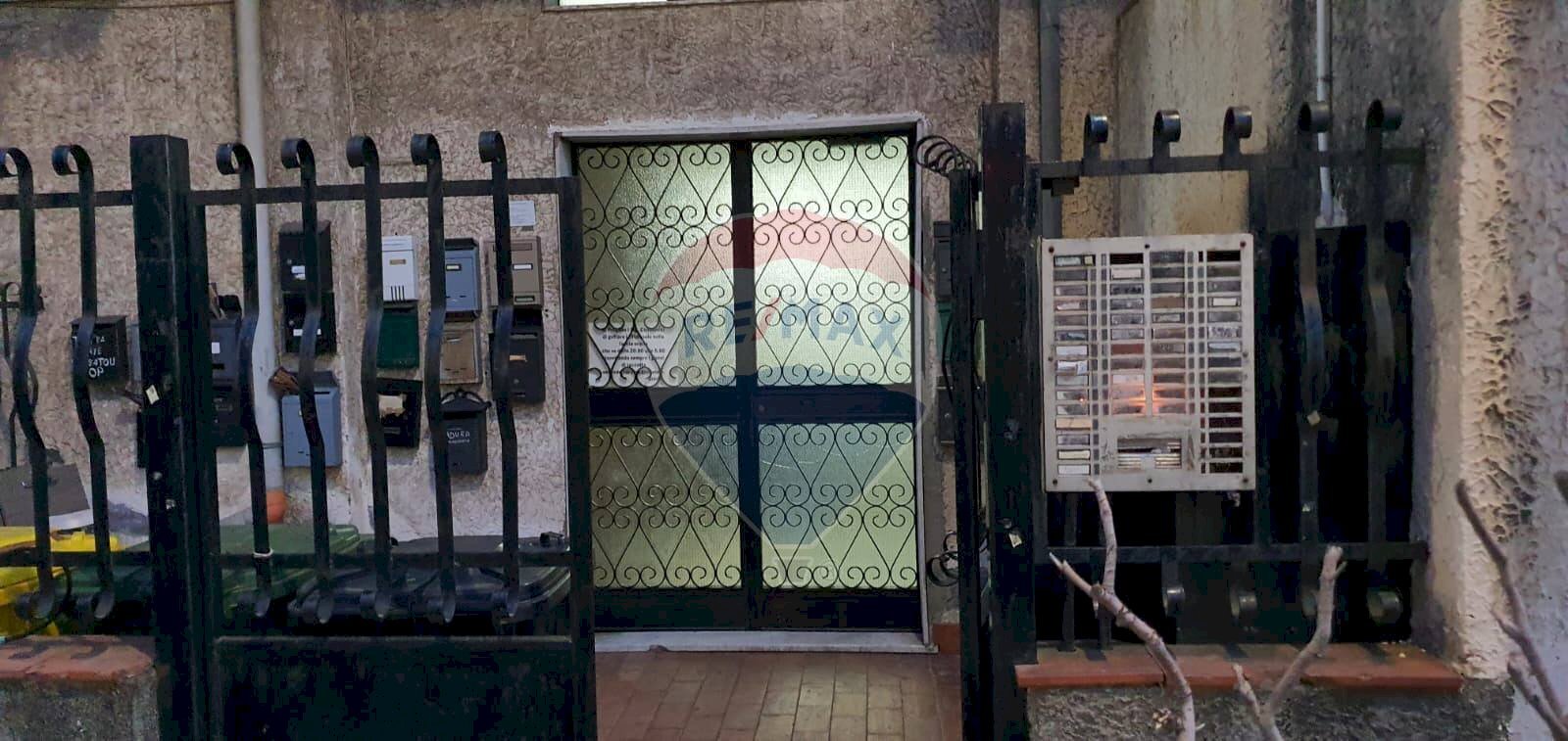 Ingresso portone - Bilocale VIA TORINO
 
2, Giardini-Naxos - foto 1