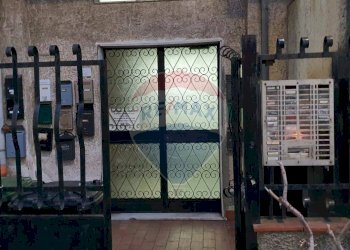 Ingresso portone - Bilocale VIA TORINO
 
2, Giardini-Naxos - foto 1