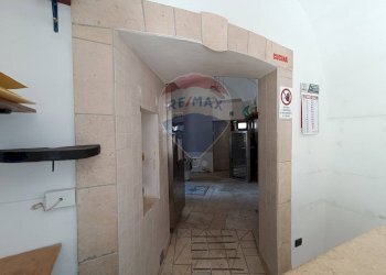 Hall / corridoio - Locale Commerciale Via Salita della Bella
 
37, Vico del Gargano - foto 26