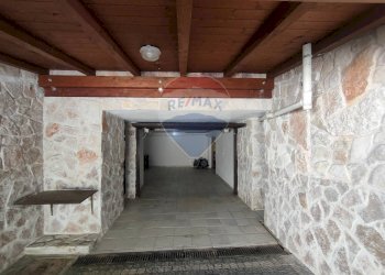 Rampa di accesso box auto - Villa Via del Ponticello
 
5, Fossa - foto 48