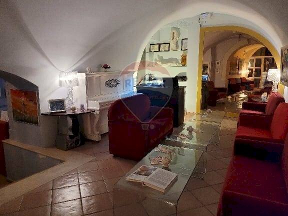 Soggiorno - Commercial Activity Via Porta Antica della Città
 
19, Conversano - photo 1