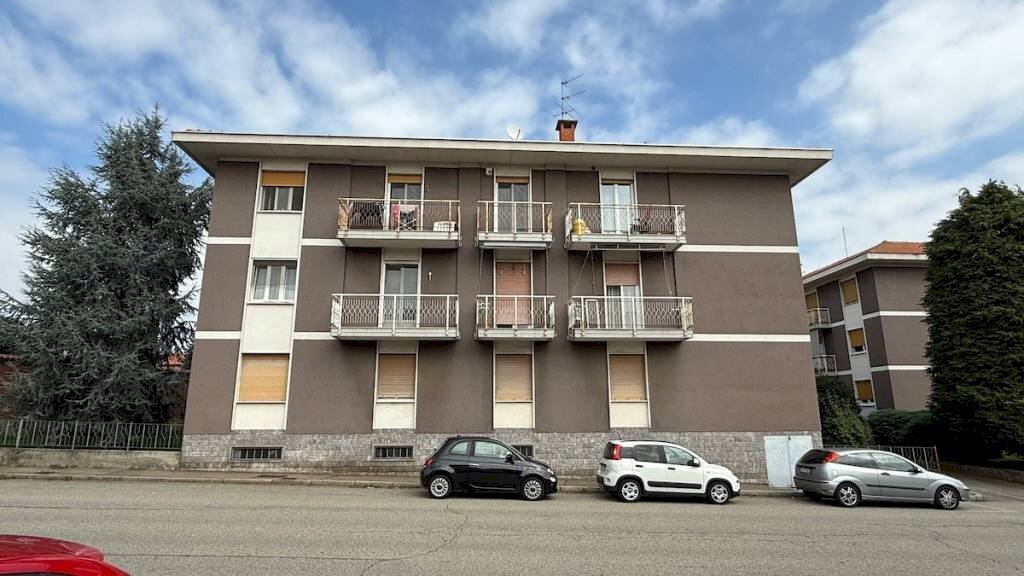 Facciata - Appartamento via Edmondo De Amicis, 7, Biella - foto 1