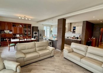 Salone - Appartamento via Edmondo De Amicis, 7, Biella - foto 12