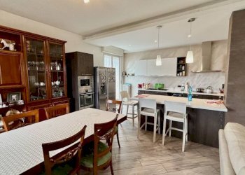 Salone - Appartamento via Edmondo De Amicis, 7, Biella - foto 13