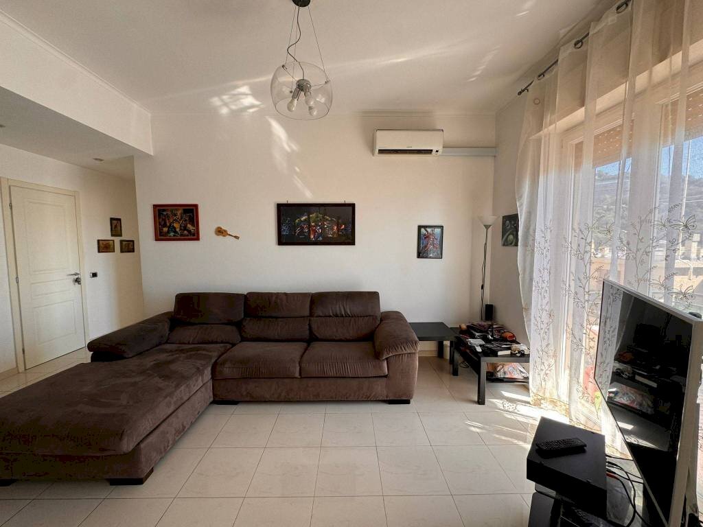 Salone - Quadrilocale via Enrico Hillyer Giglioli, 73, Genova (zona Marassi) - foto 2