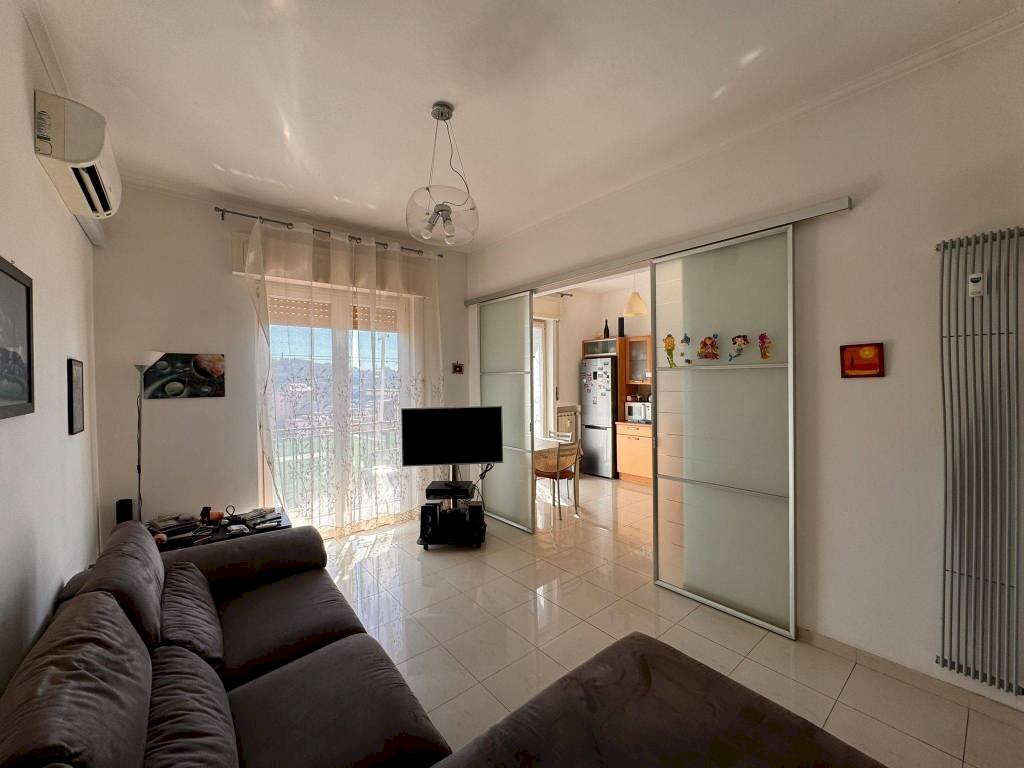 Salone - Quadrilocale via Enrico Hillyer Giglioli, 73, Genova (zona Marassi) - foto 3