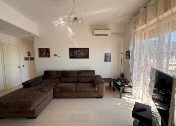 Salone - Quadrilocale via Enrico Hillyer Giglioli, 73, Genova (zona Marassi) - foto 2