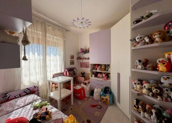 Camera da letto - Quadrilocale via Enrico Hillyer Giglioli, 73, Genova (zona Marassi) - foto 8