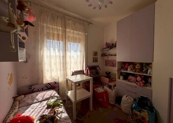 Camera da letto - Quadrilocale via Enrico Hillyer Giglioli, 73, Genova (zona Marassi) - foto 9