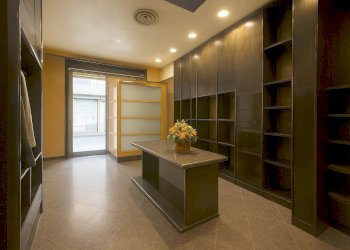 Negozio - VIA CARLO CATTANEO, 33, Verona (zona Centro Storico) - foto 3