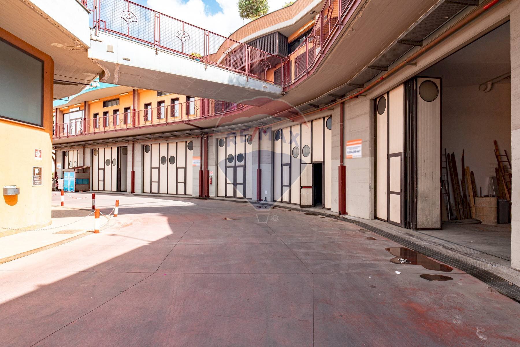 Edificio all\'aperto - Locale Commerciale VIALE CRISTOFORO COLOMBO
 
13, San Giovanni la Punta - foto 1