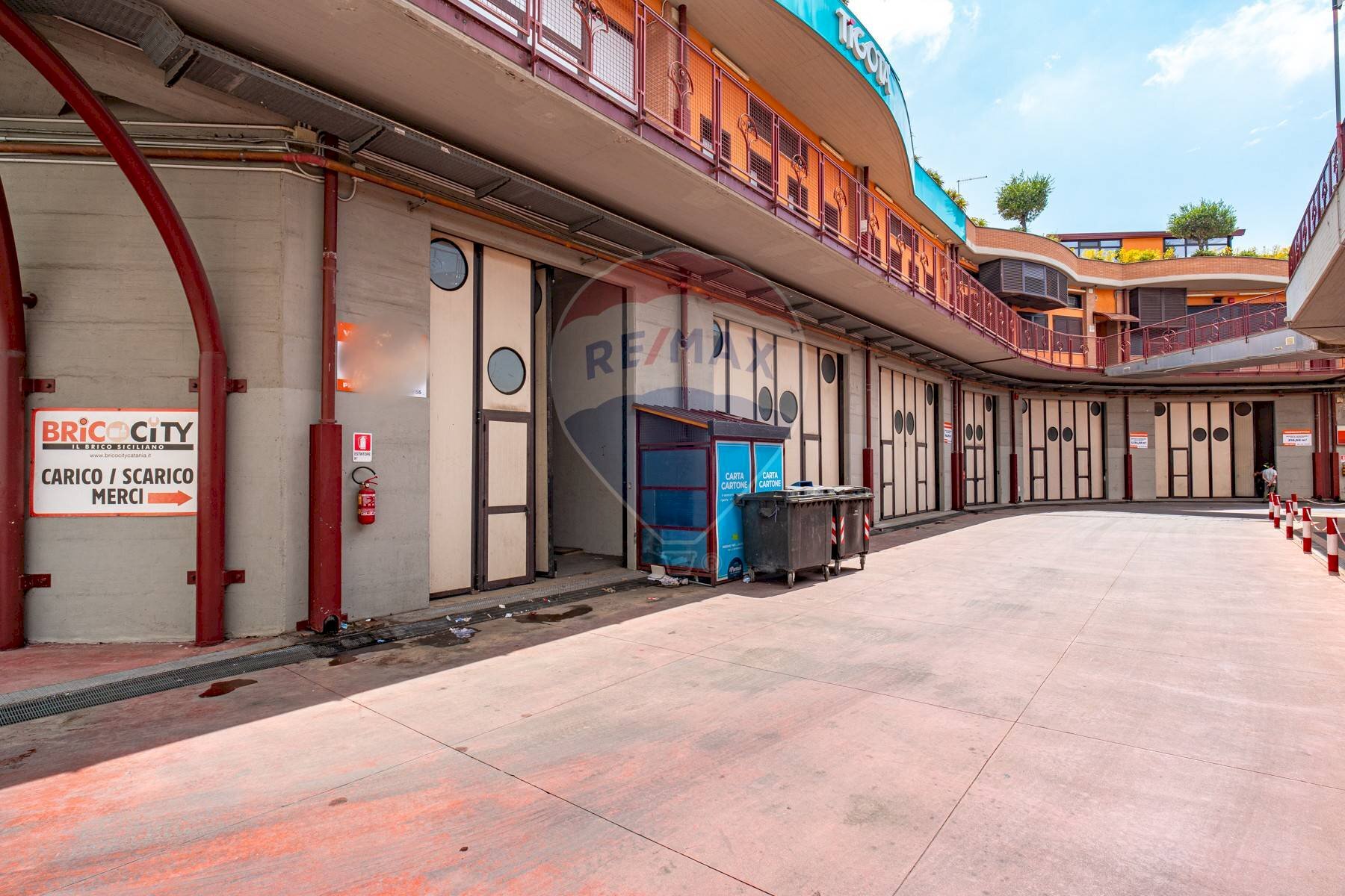 Edificio all\'aperto - Locale Commerciale VIALE CRISTOFORO COLOMBO
 
13, San Giovanni la Punta - foto 3