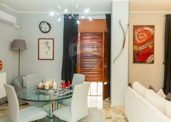 Sala da pranzo - Appartamento via del cedro
 
16, Catania - foto 1