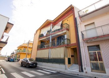 Edificio all\'aperto - Quadrilocale VIA NICOLO' CARBONARO
 
58, Floridia - foto 1