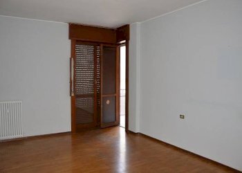 Camera da letto - Three-room apartment via Gian Pietro Puricelli, 3, Gallarate - photo 20