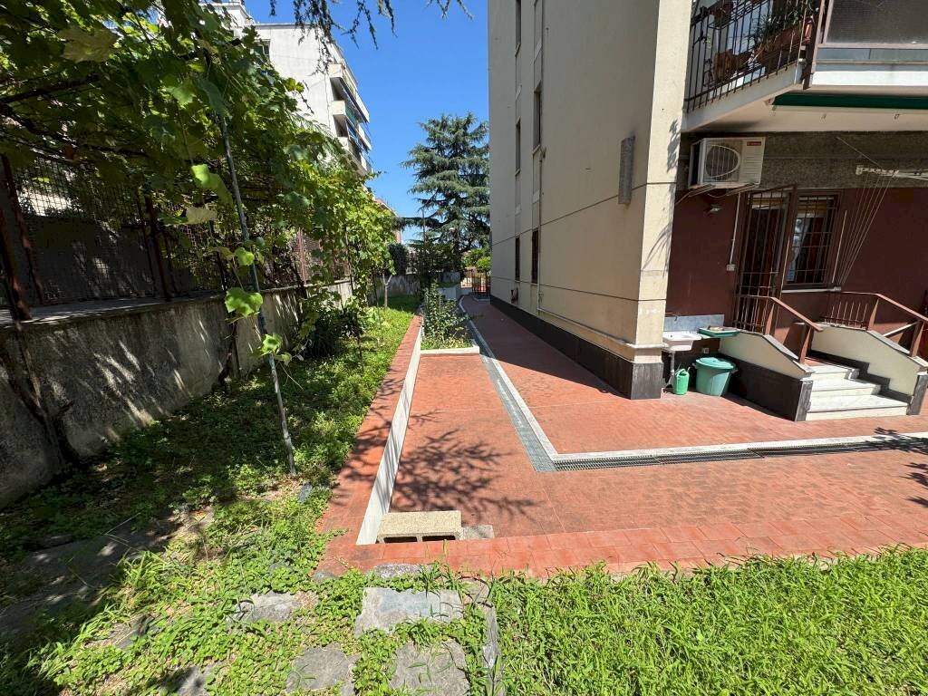 Giardino - Trilocale via Castagnevizza, Genova (zona Pegli) - foto 2