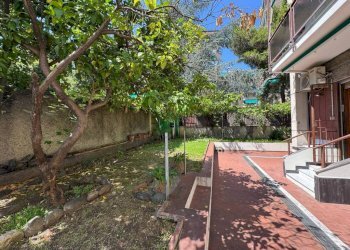 Giardino - Trilocale via Castagnevizza, Genova (zona Pegli) - foto 1
