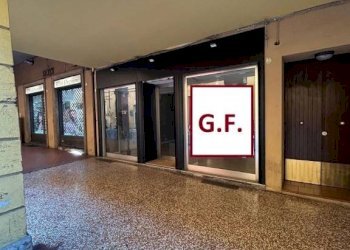 Facciata - Negozio via San Vitale, Bologna (zona Centro Storico) - foto 3