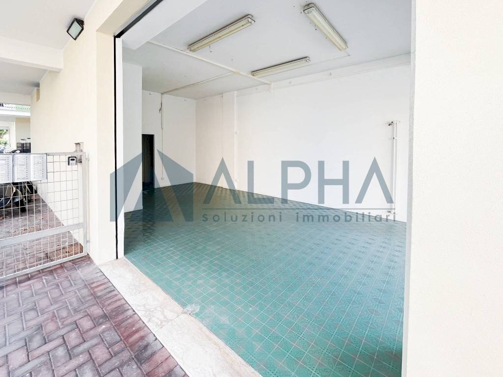 Interno palazzo - Shop viale Paolo Toscanelli, Rimini - photo 3