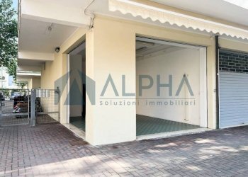 Facciata - Negozio viale Paolo Toscanelli, Rimini - foto 2