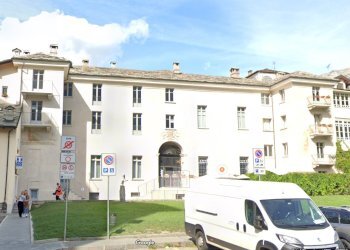 Trilocale piazza Plouves, Aosta - foto 1