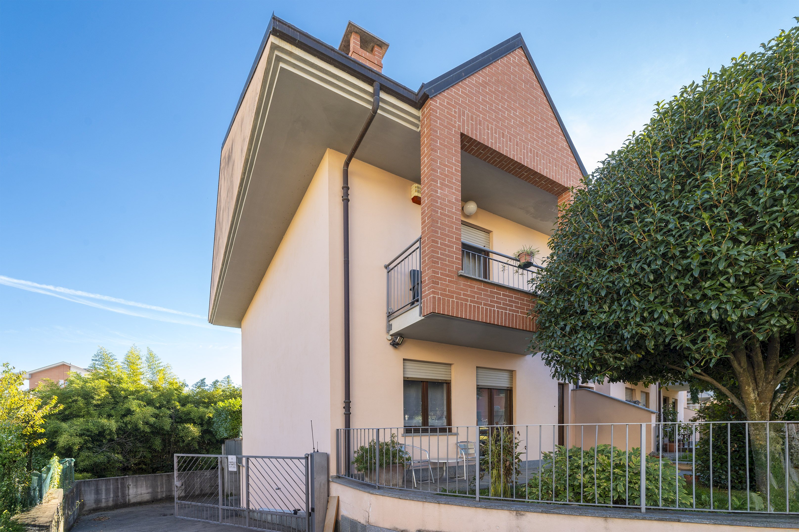 Facciata - Villa a Schiera via Ettore Bignone, 47, Pinerolo - foto 1